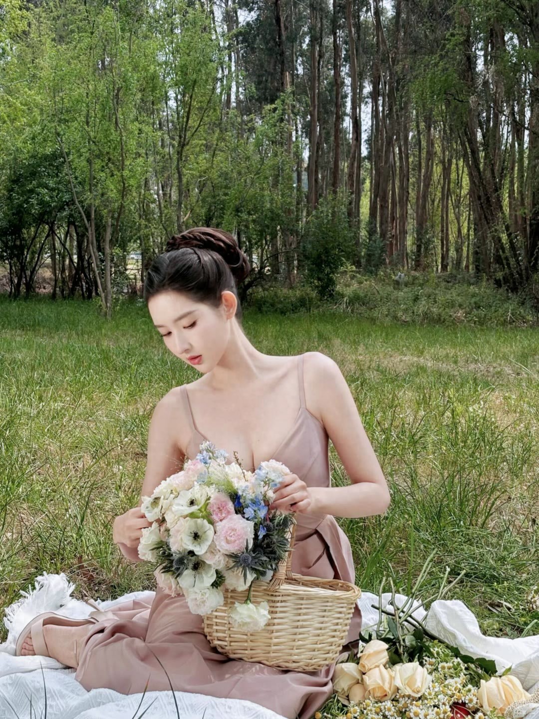 王玉雯花海写真释出,粉裙造型宛如林间精灵