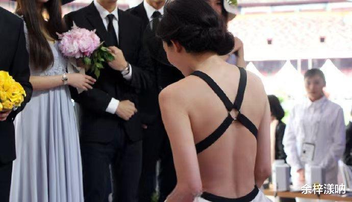 林志玲穿肚兜后背竟然这么多赘肉,可能是年纪大了吧 !