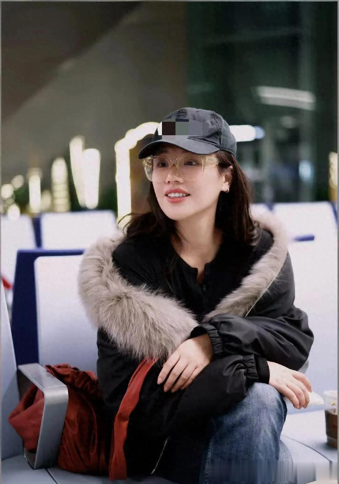 马思纯减肥成功后真时髦!毛领羽绒服+牛仔裤+棒球帽,减龄又高级