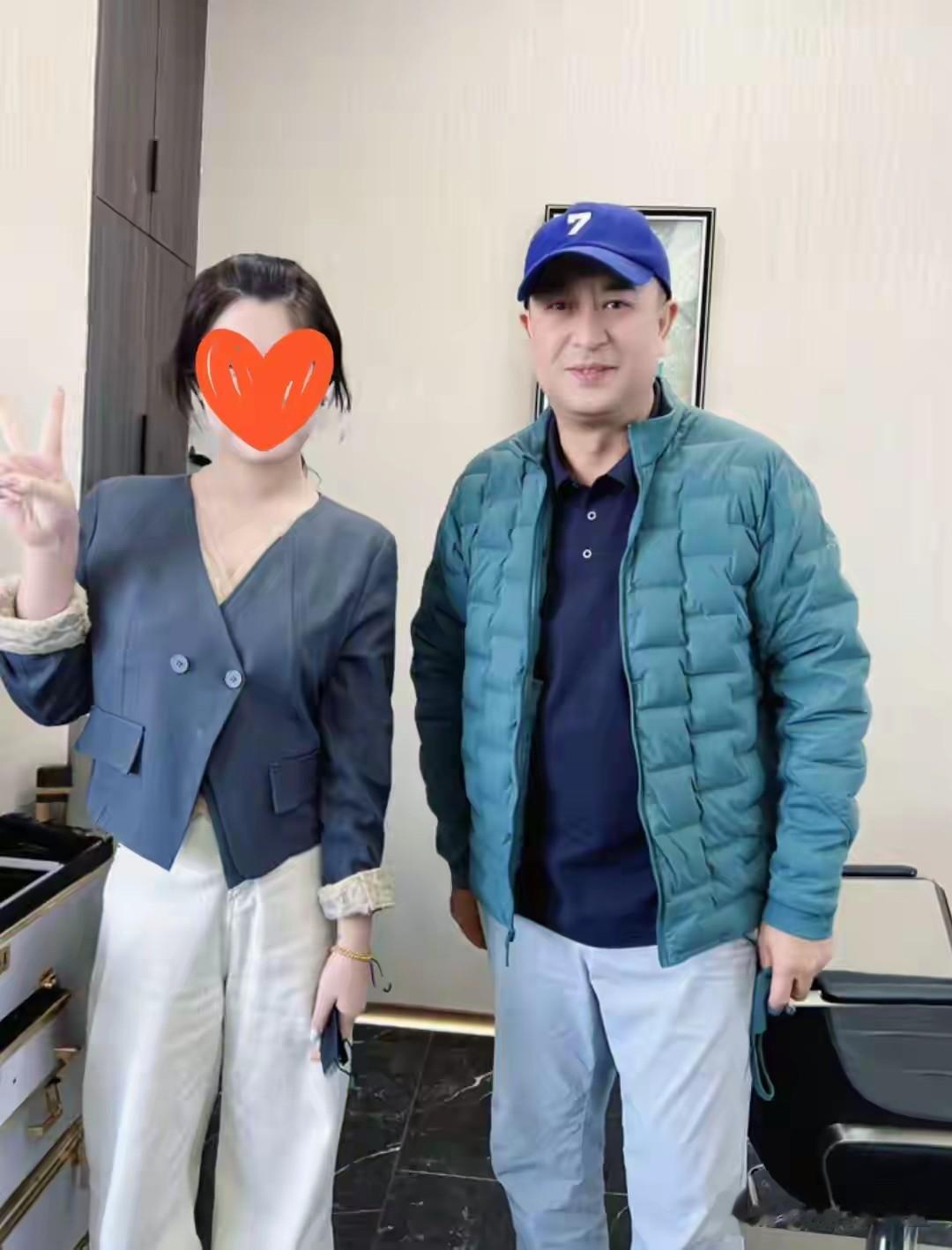 张嘉译过年回西安老家，带王海燕除夕剪头，头发全白老婆更显年轻