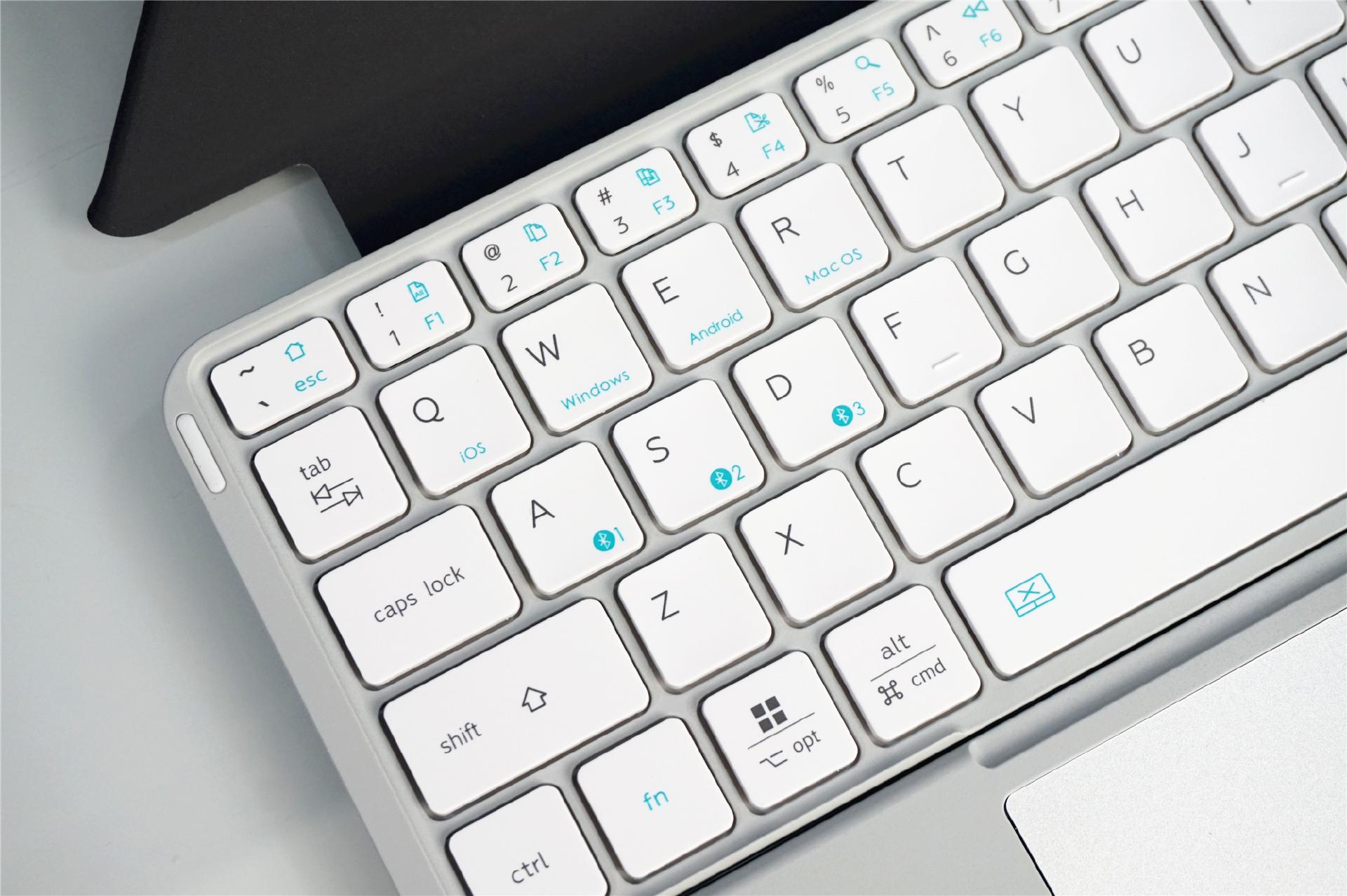 谁懂YIFR便携式两折键盘在外出时带来的救赎感?远程办公的好搭子