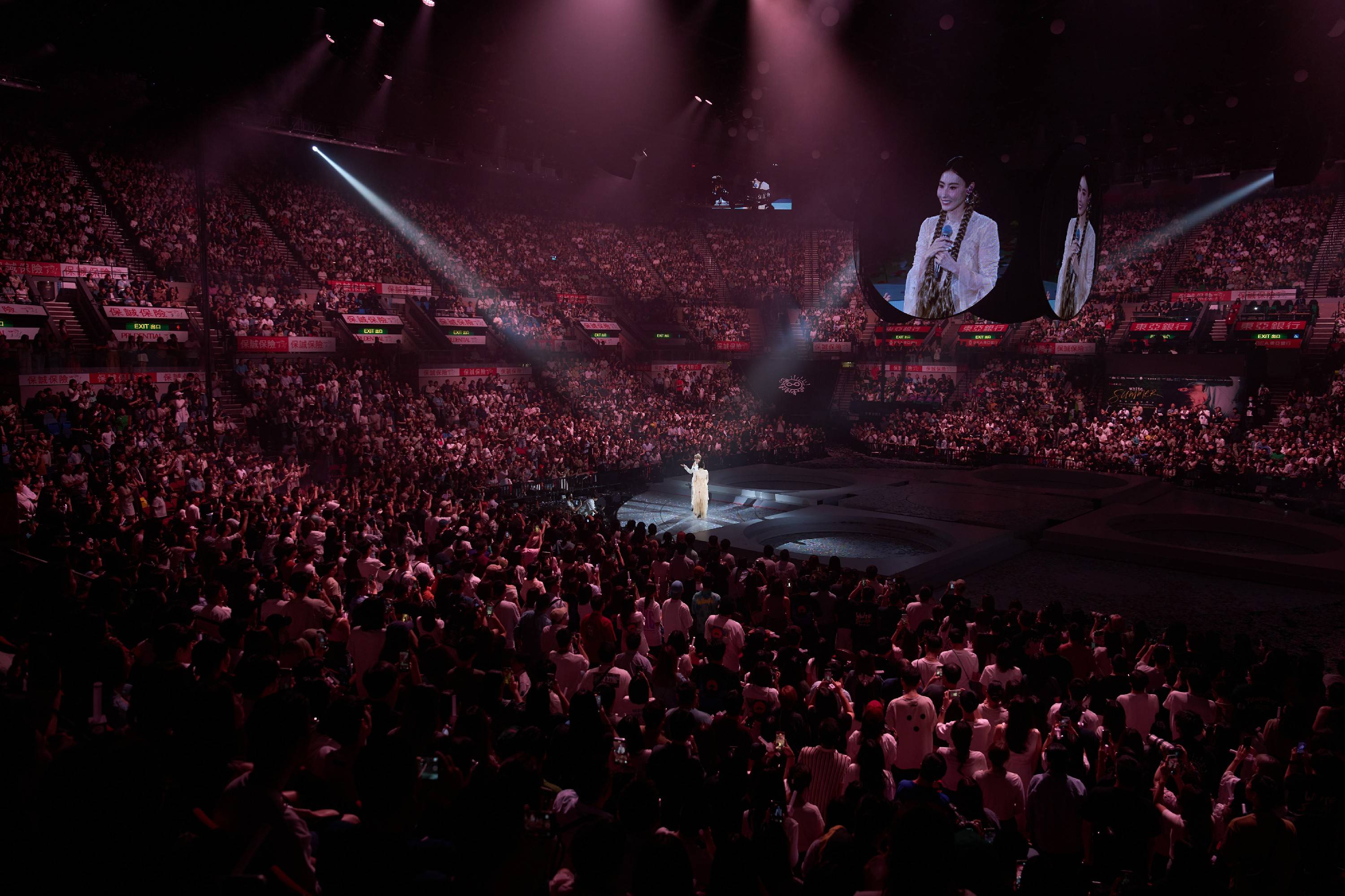 张柏芝亮相林家谦演唱会 再次演绎《任何天气》
