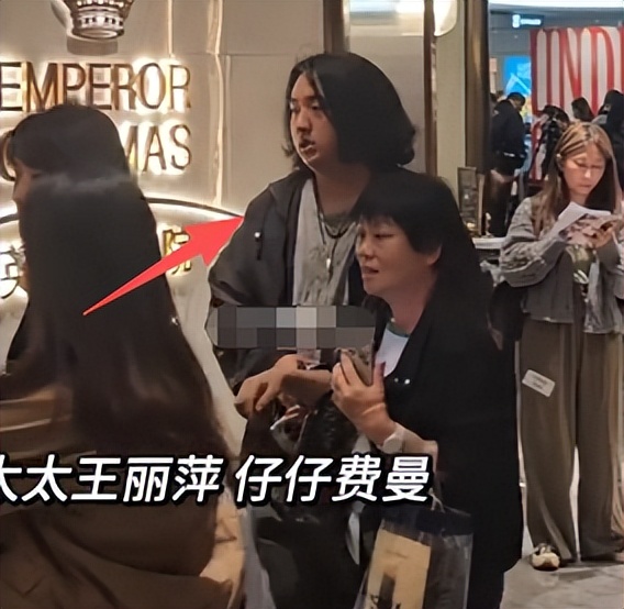 吴镇宇电影首映礼，老婆素颜褶多身材曼妙，费曼白眼不断表情怪异