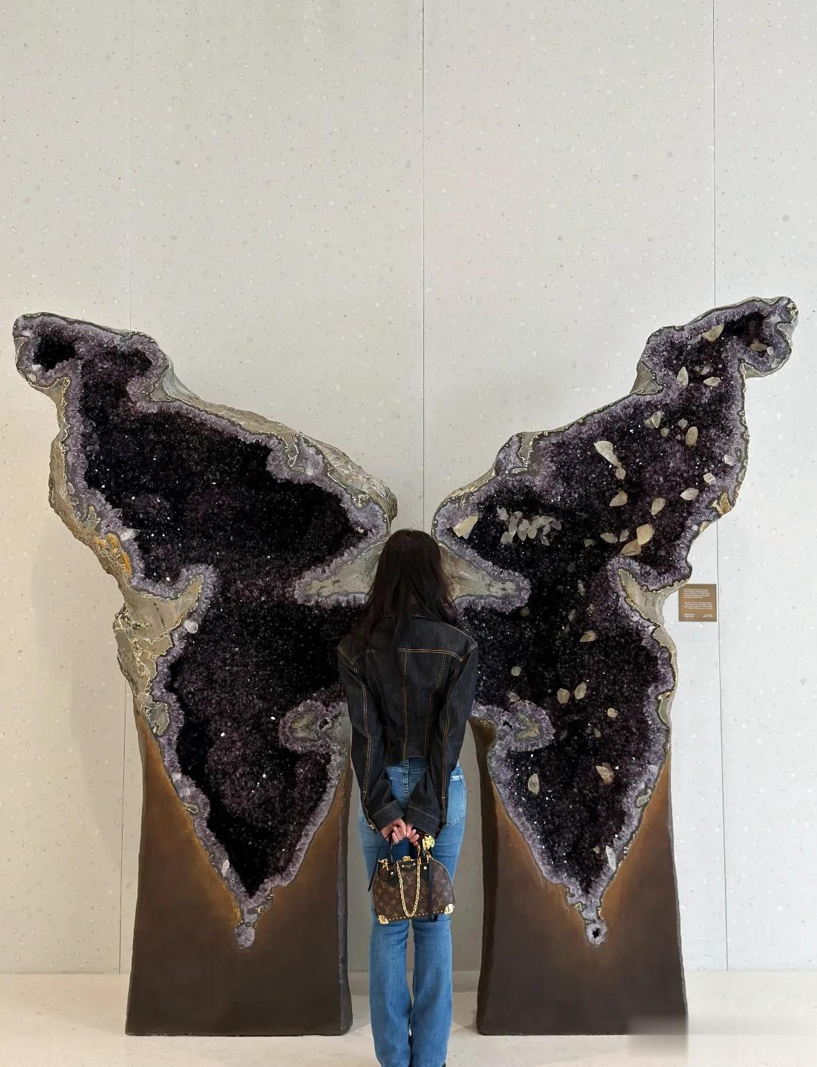 刘亦菲又晒旅行美照，穿搭简约却藏不住好身材，指间钻戒实力抢戏