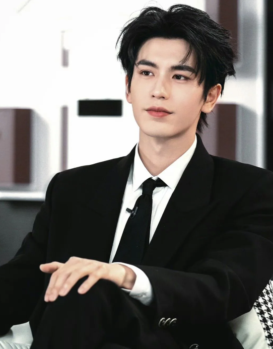 张凌赫新剧状态被吐槽，皮肤糙全靠精修，剧里剧外完全是两个人