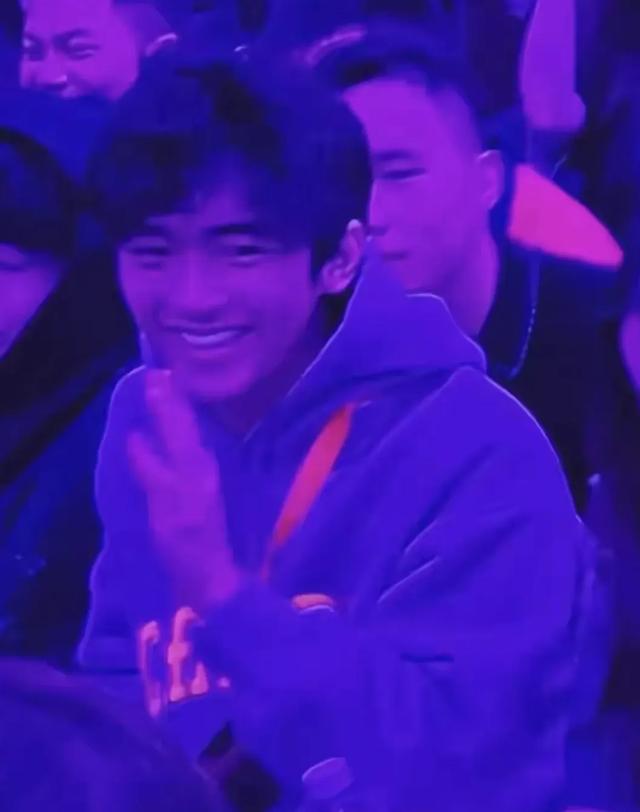 谢霆锋儿子演唱会正面照曝光!17岁Lucas帅成翻版老爸,李嫣同框