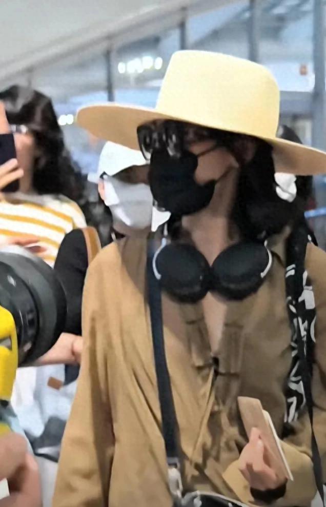 辛芷蕾威尼斯电影节回京，穿棕上衣搭牛仔裤，戴宽檐帽又飒又美