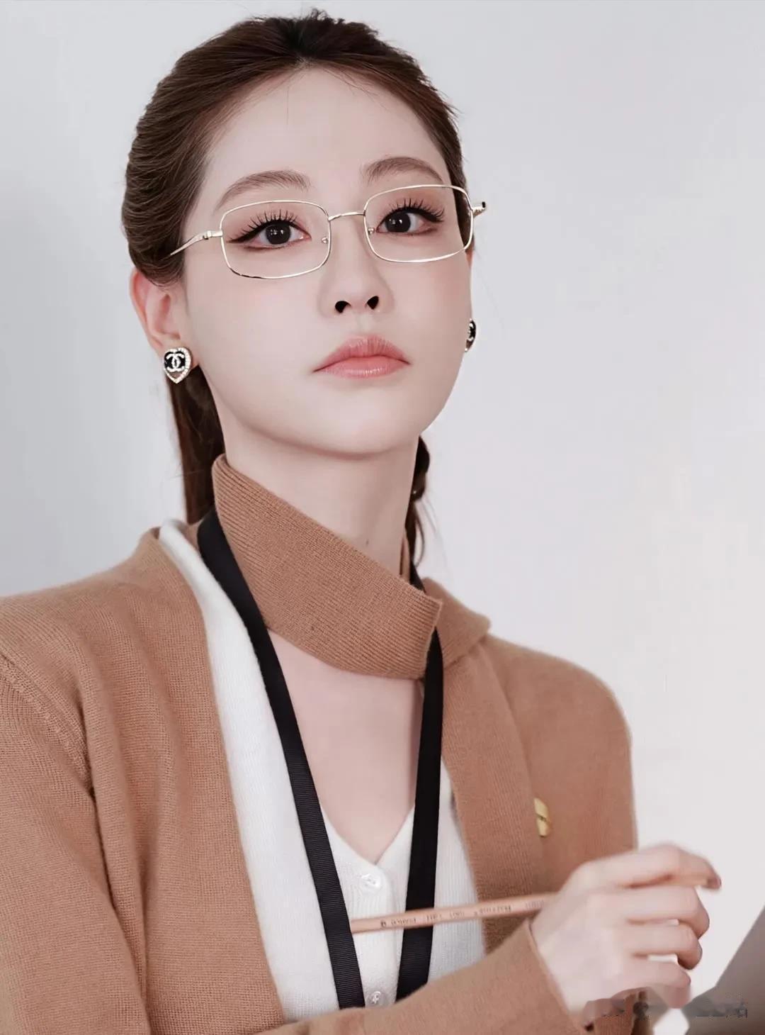 明星写真鉴赏｜祝绪丹，温婉又飒，一眼惊艳！