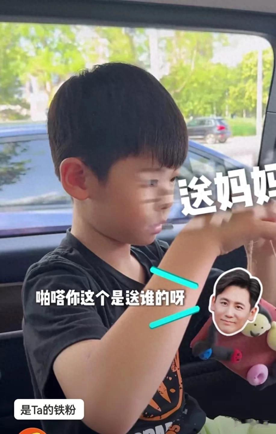 于晓光带儿子机场接秋瓷炫 7岁啪嗒外表俊朗 母子拥抱亲吻好温馨