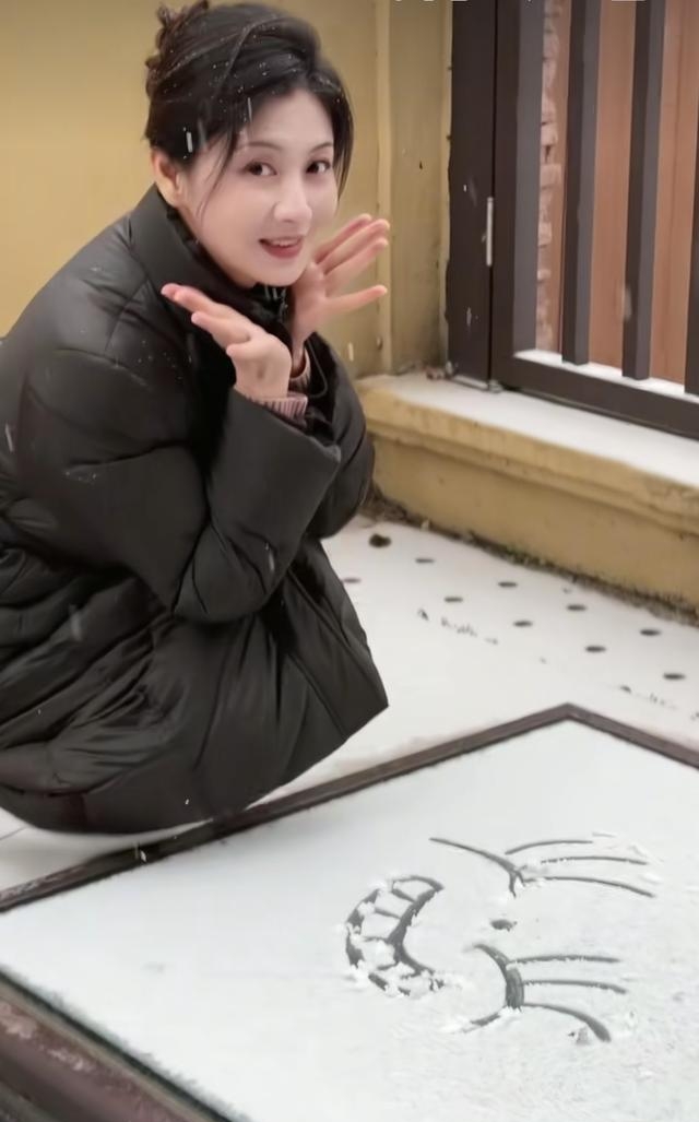 那件被称“过时”的羽绒服，暖着最难得的从容