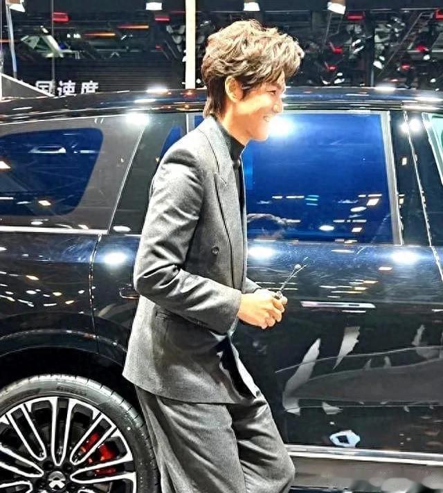 广州车展,钟汉良脸如“蜡像”,颜值大不如从前,还好气质还在。