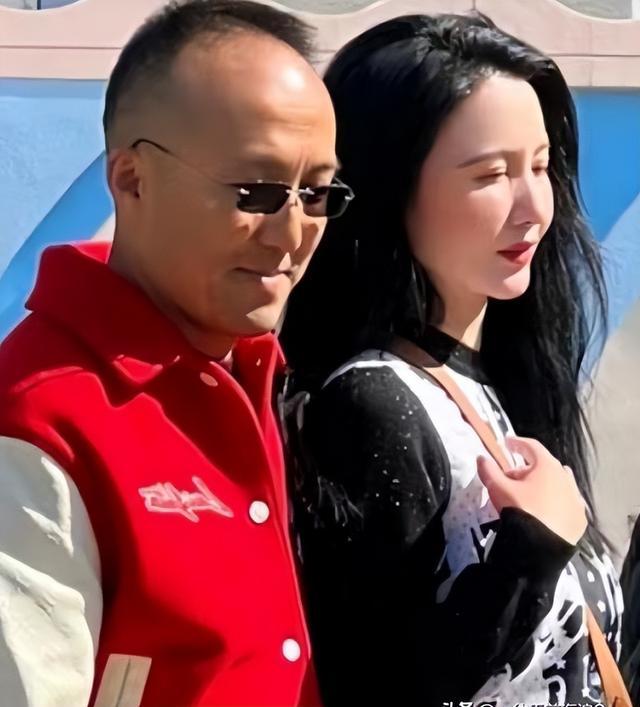 张萌和她老公加起来快一百岁的人了，还是跟小年轻一样腻歪