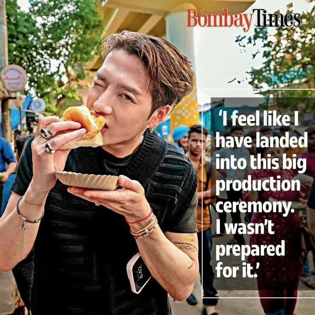 王嘉尔进军印度，为印度街边美食宣传，全程吃到撑，表情耐人寻味