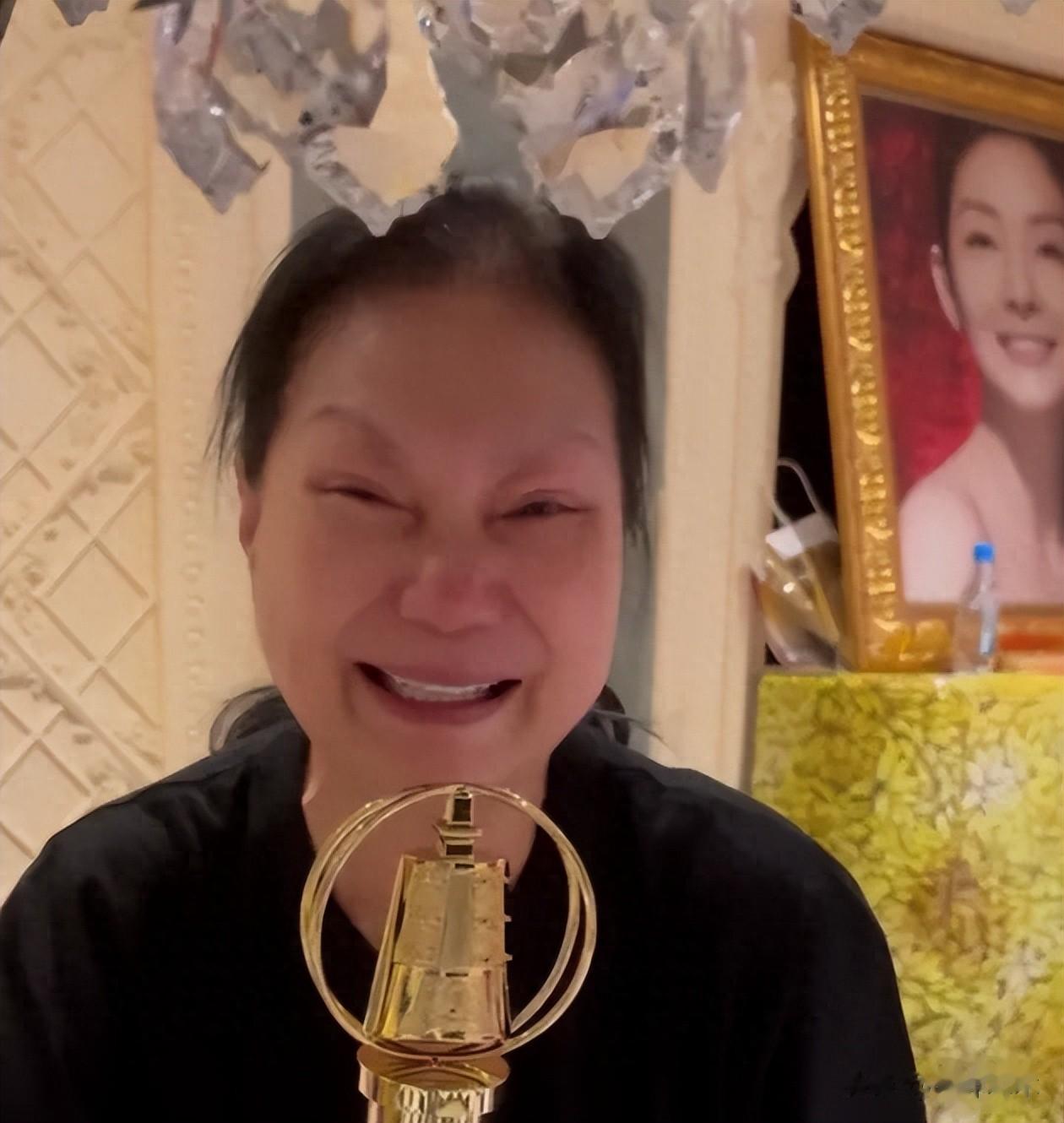 S妈手捧金钟奖落泪！家中大S遗像疑曝光，相框旁放杂物惹争议