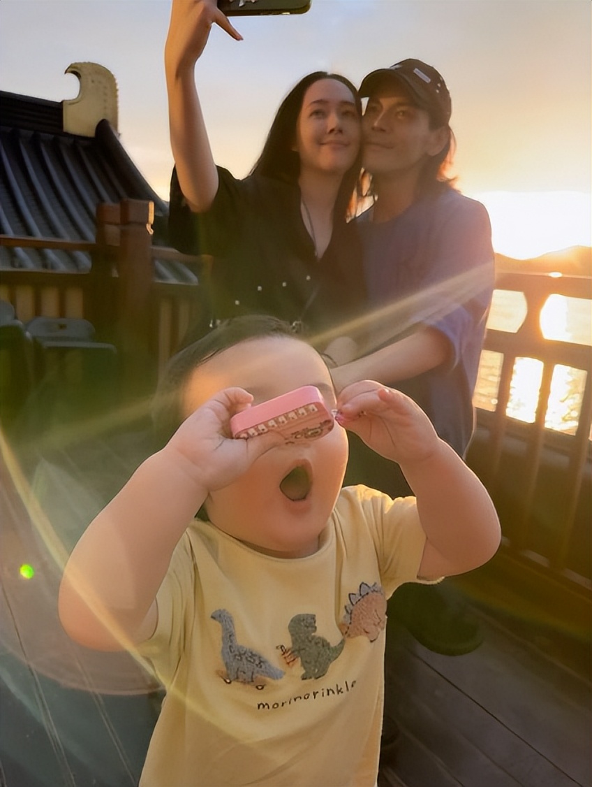 郭碧婷把儿子当女儿养！3岁向笙留长发穿姐姐旧衣服，和妈妈赏花