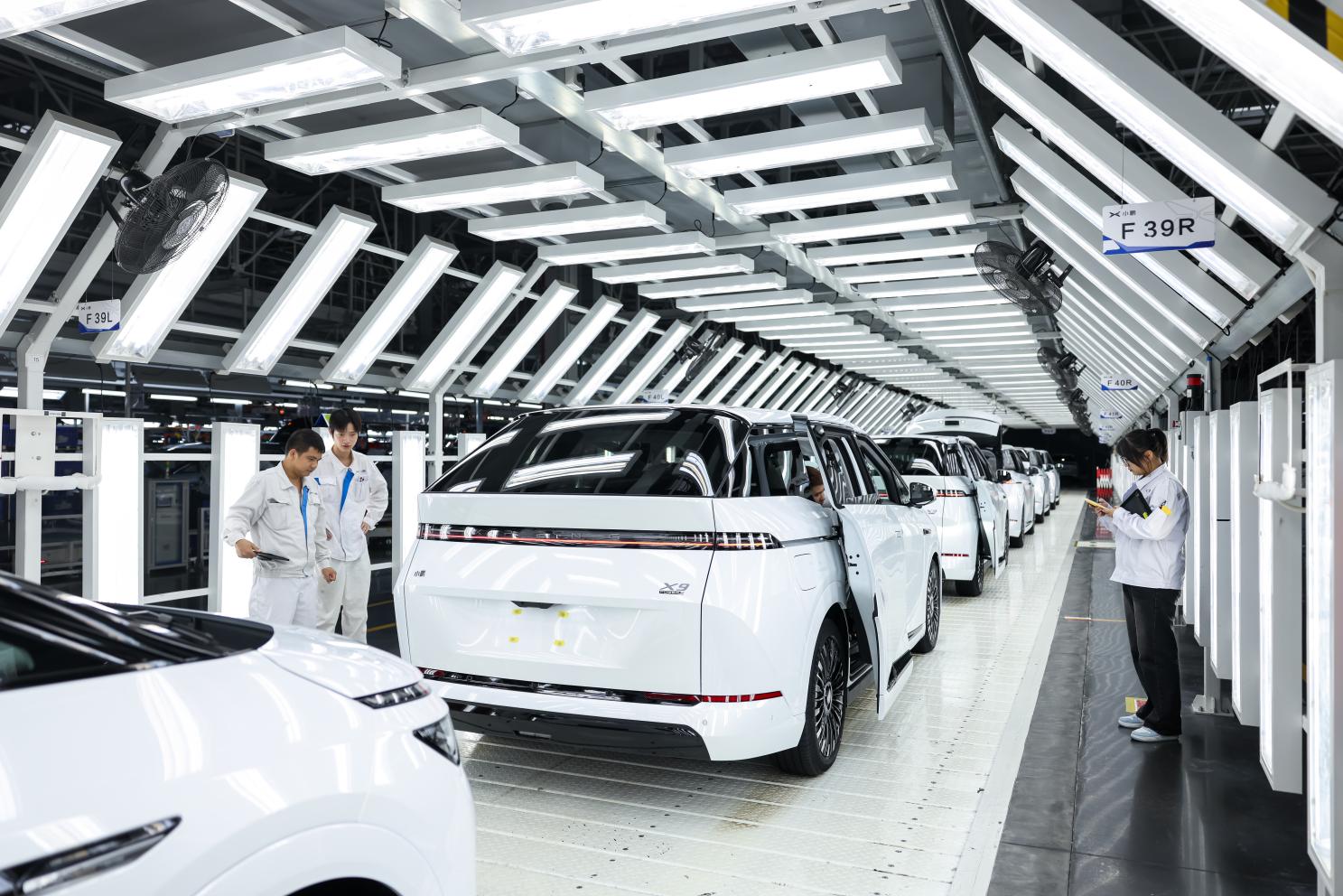 小鹏第100万台下线暨首批X9超级增程车主交付,开启“一车双能”新纪元