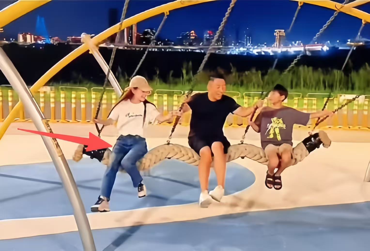 马筱梅带孩子逛台北！小腹隆起太显眼，玥霖争着划船不让后妈受累