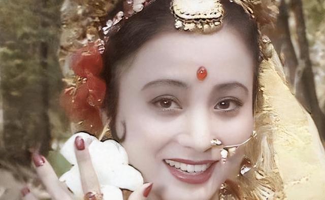 分居 18 年却坚称没离婚!62 岁的李玲玉容颜不再,混血儿子颜值逆天