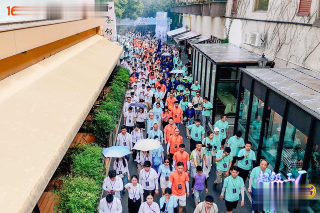 1688超级工厂总裁班五周年嘉年华：冯仑讲“做久的智慧”，刘润说“AI演进”