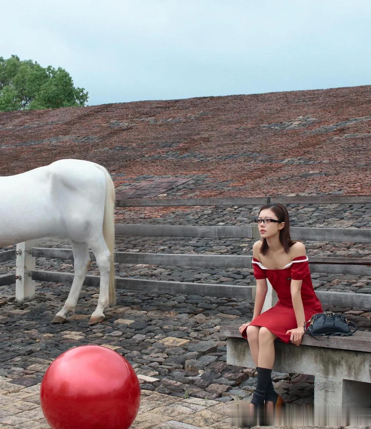赵今麦穿衣风格好大胆啊