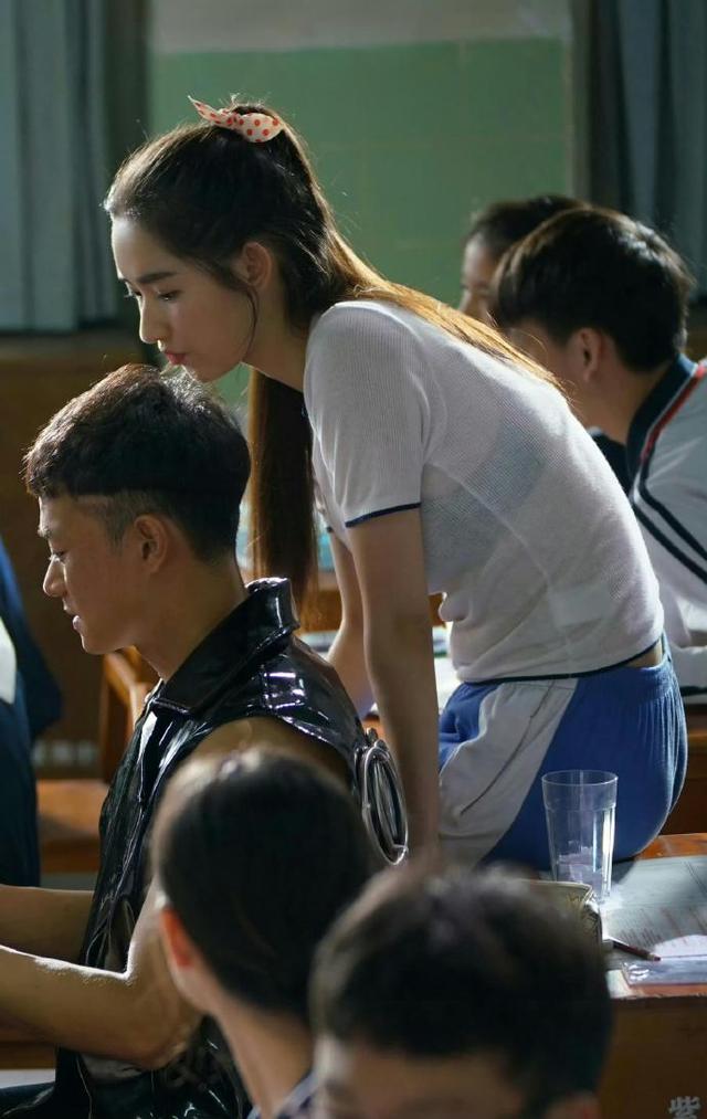 王玉雯青春剧校服剧照，谁家高中生穿这么透啊，好假！