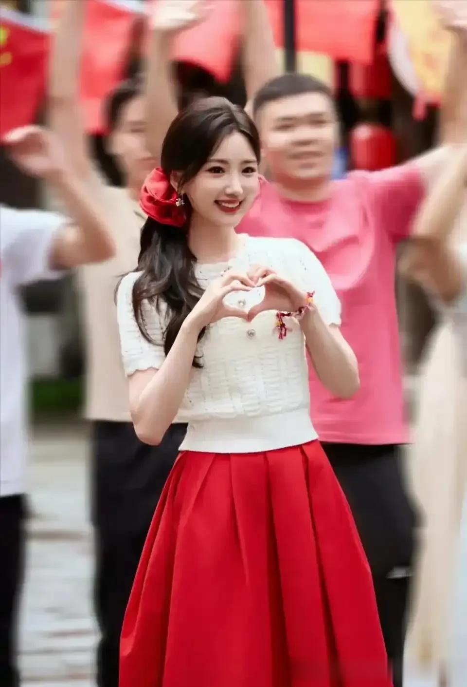 毛晓彤这一身好喜庆！米白色针织T恤+红色半身裙，又美又甜好养眼