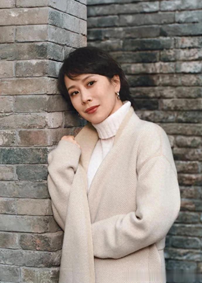 46岁海清剪短发气质大变！穿大衣+高领毛衣+阔腿裤 时髦洋气又高级