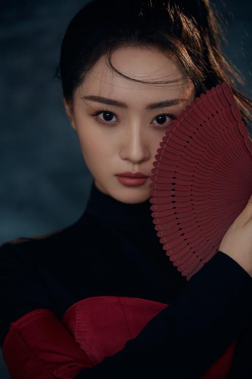 陈道明的女儿陈格，靠唱越剧大红大紫，如今35岁美的惊为天人