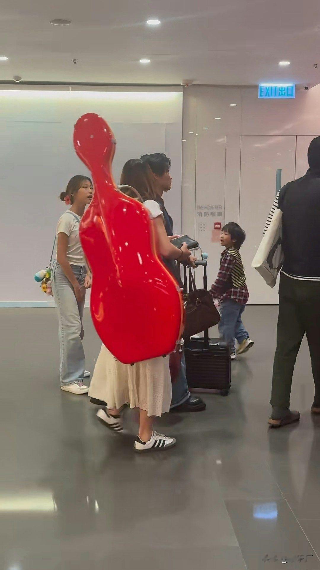 蔡少芬一家五口逛街被偶遇！女儿完美复刻妈妈颜值