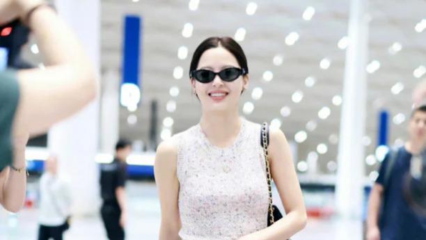 辛芷蕾这一身穿搭太美了，星味十足