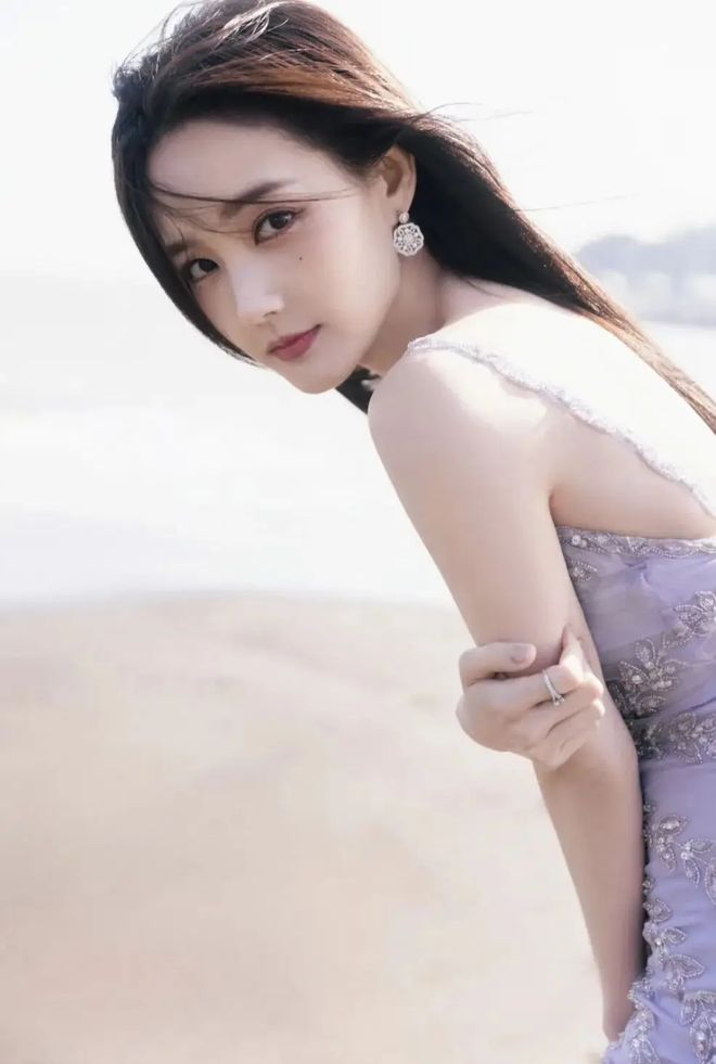 甜飒小花李一桐！2025 年影视圈最惊喜黑马爆火了！