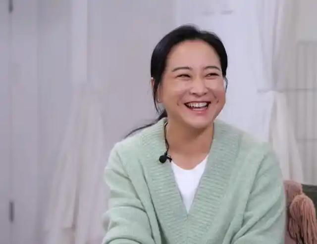 43岁贾玲晒近照，与汪顺打网球回应“复胖”，徐峥的话应验了