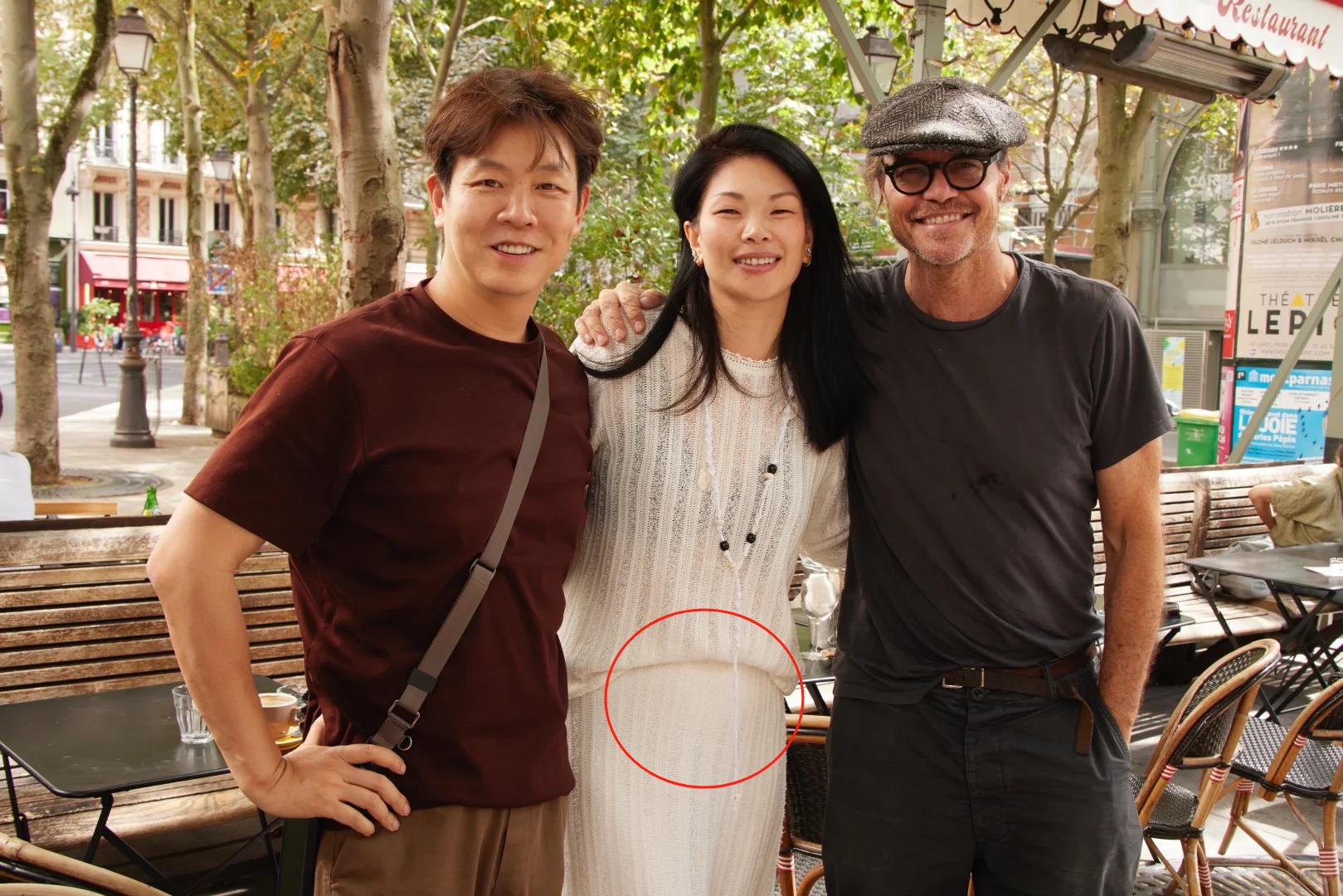 43岁超模吕燕秀恩爱，坐老公怀中被嘲像父女，小腹隆起疑似怀2胎