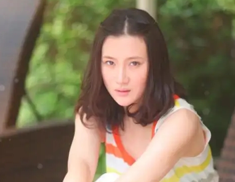 63岁刘斌北京聚会,坐主位烟不离手,63岁丛珊露面,优雅显年轻