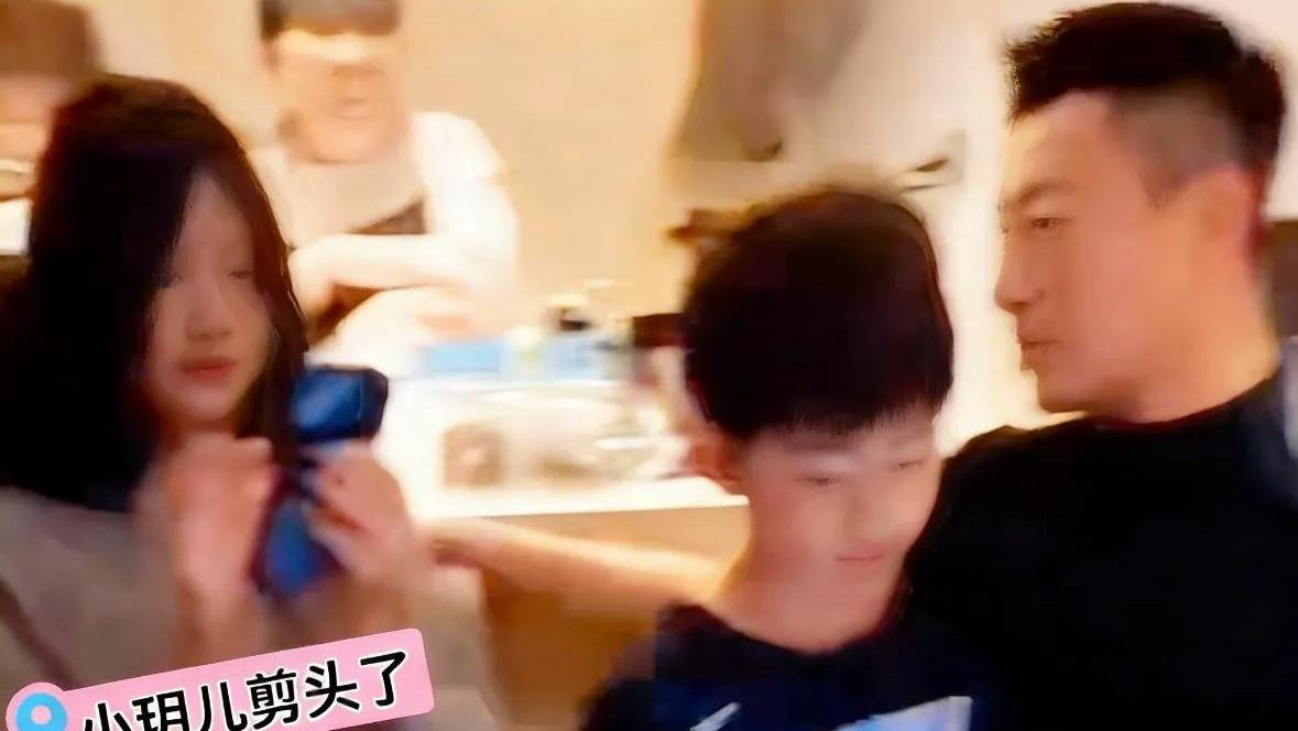 汪小菲一家过圣诞，马筱梅挺孕肚操办，玥儿剪了短发，霖霖更清秀