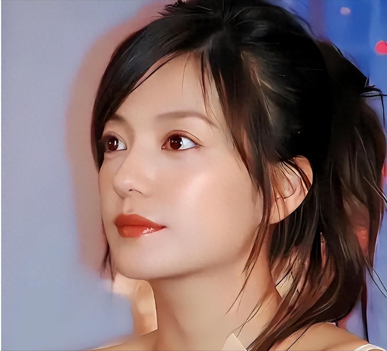 面相又变了！49岁赵薇广东吃饭，又老又瘦没架子，却再无回头路走