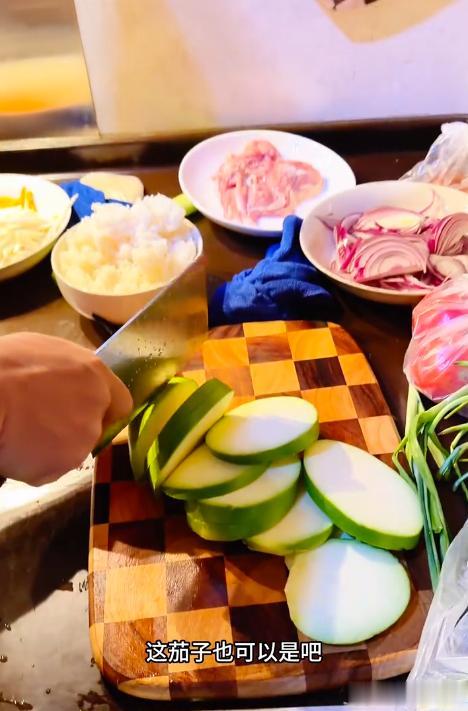 贾冰北京房子曝光,墙面掉皮斑斑点点显邋遢,没高档家具很接地气