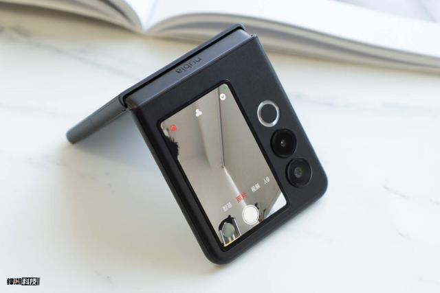 不到3K的小折叠！努比亚 Flip 2评测：实用性、趣味、AI，它全都要