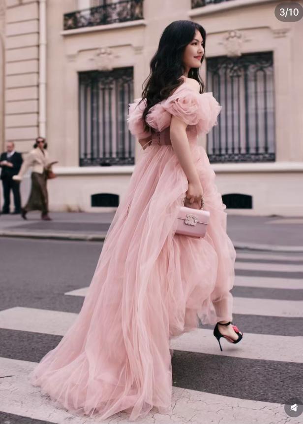 李湘晒时装周精修照，与生图反差巨大，站在女儿身边有她2倍宽