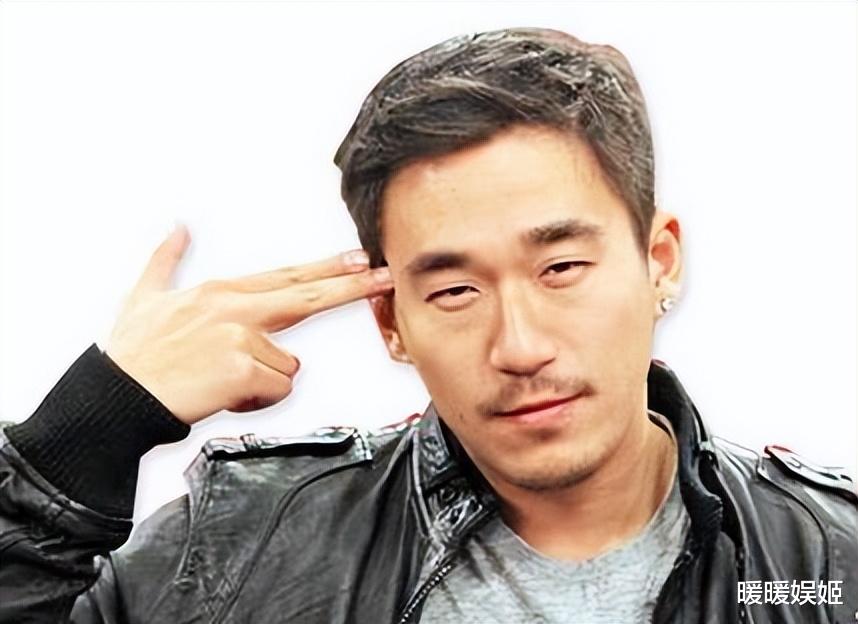 43岁张默独居泰国，生活奢靡与音乐为伴，外网常发黑白照与众不同