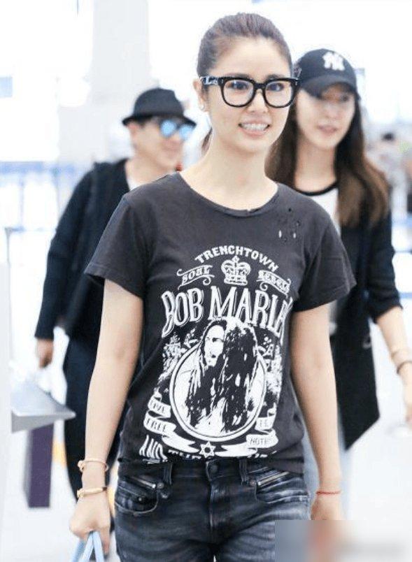 林心如和霍建华出街,背爱马仕包包+T恤牛仔裤,这才是低调的奢华