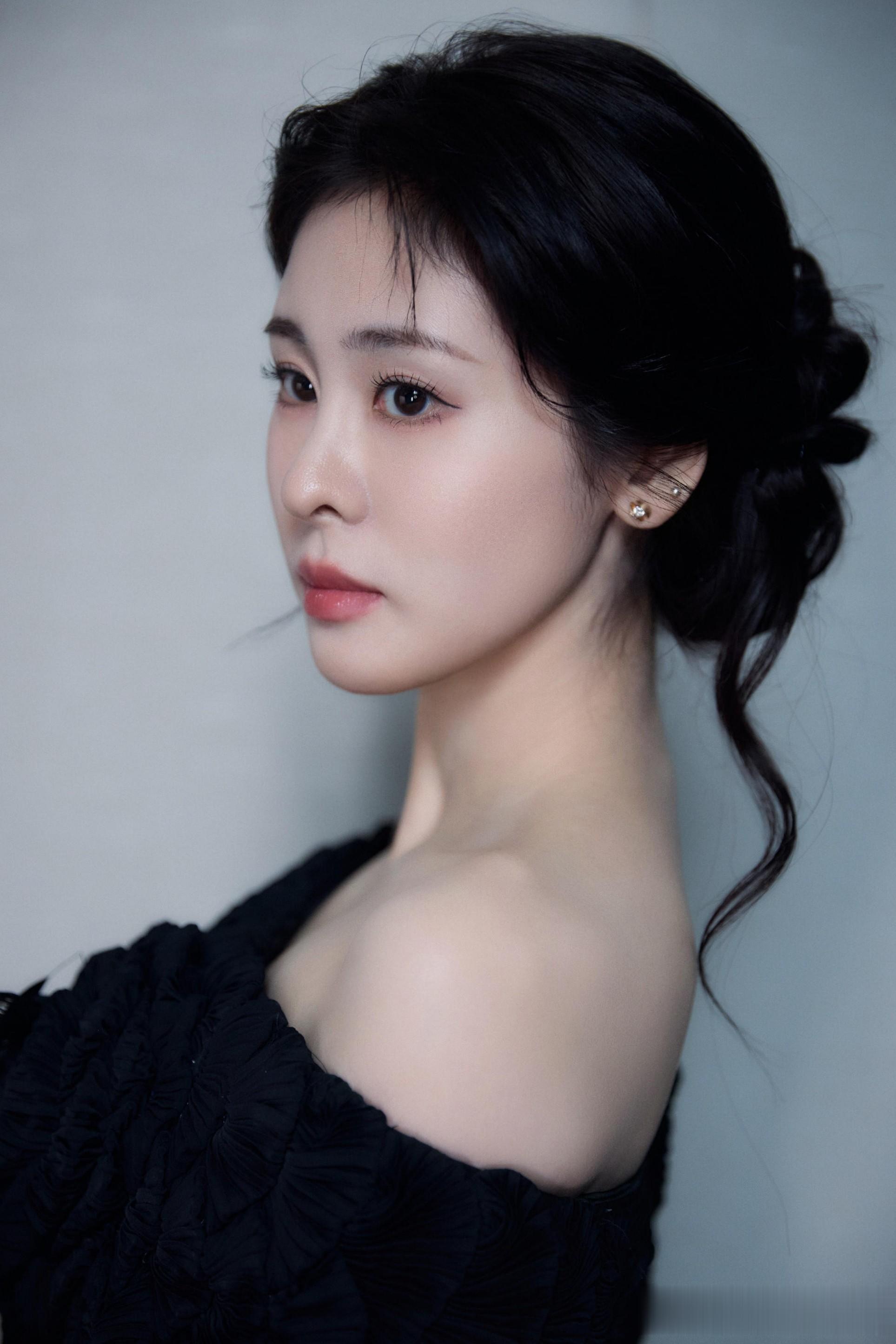 张碧晨云南被偶遇，真人脸又小又精致，无滤镜也好美啊！