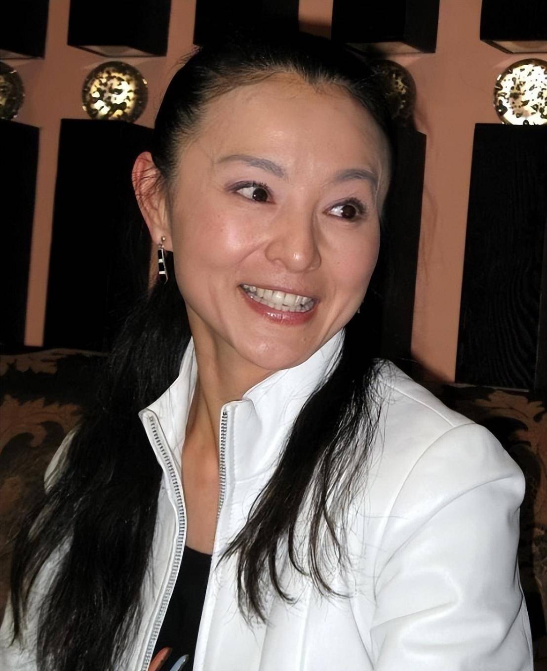 36岁嫁大17岁亿万富豪,入豪门后名声扫地,如今60岁依旧孤身一人