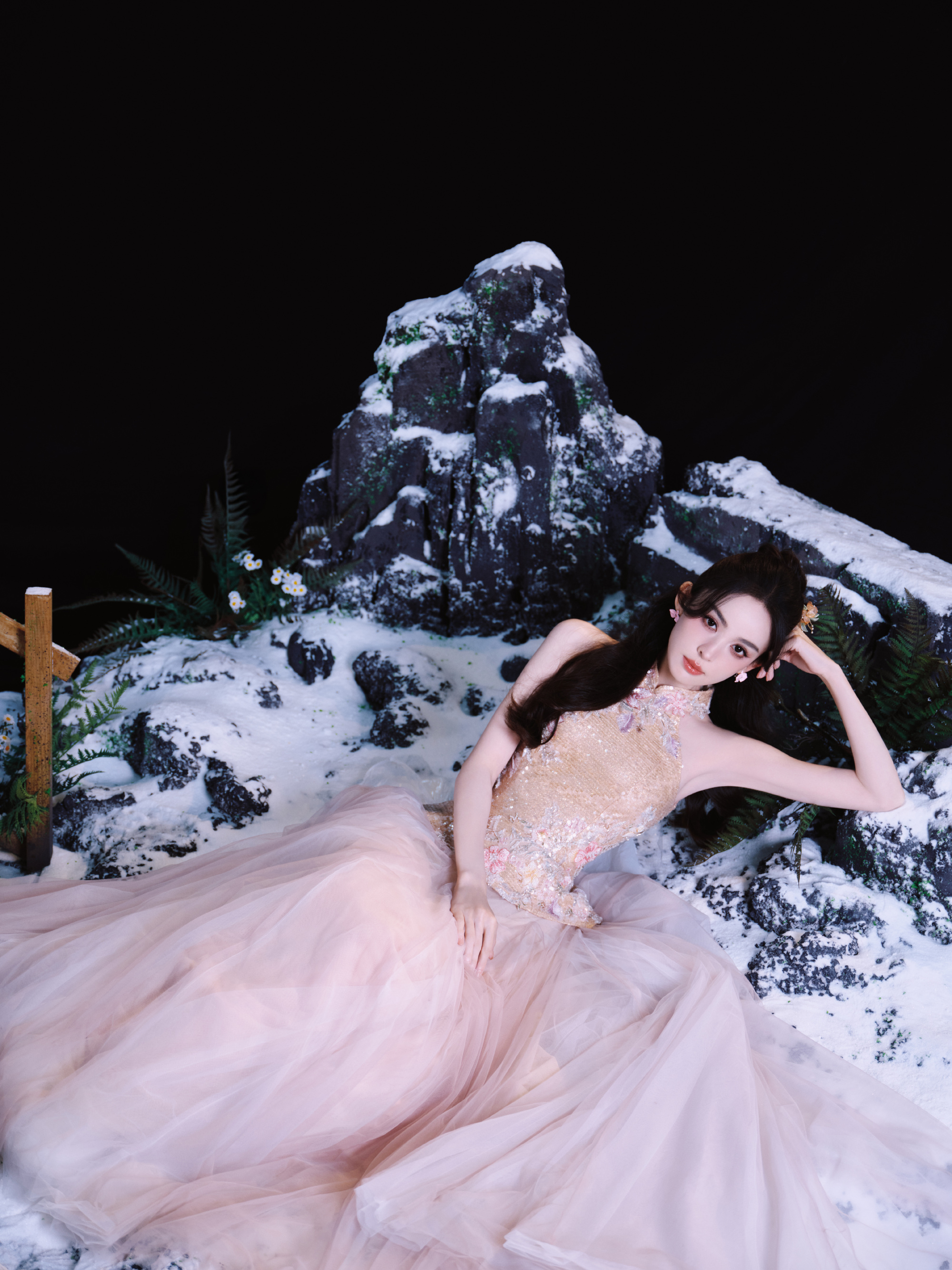 娜扎程潇首映礼合体!温婉纱裙vs飒爽格纹,一柔一飒跳舞美翻全场