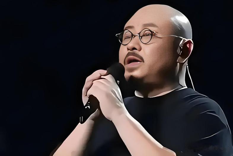 刀郎乌鲁木齐站放飞自我，四朵金花无一缺席，场外有免费伙食提供