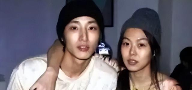 金敏喜生子后状态曝光，带孩子公园散步，65岁的丈夫更像是爷爷