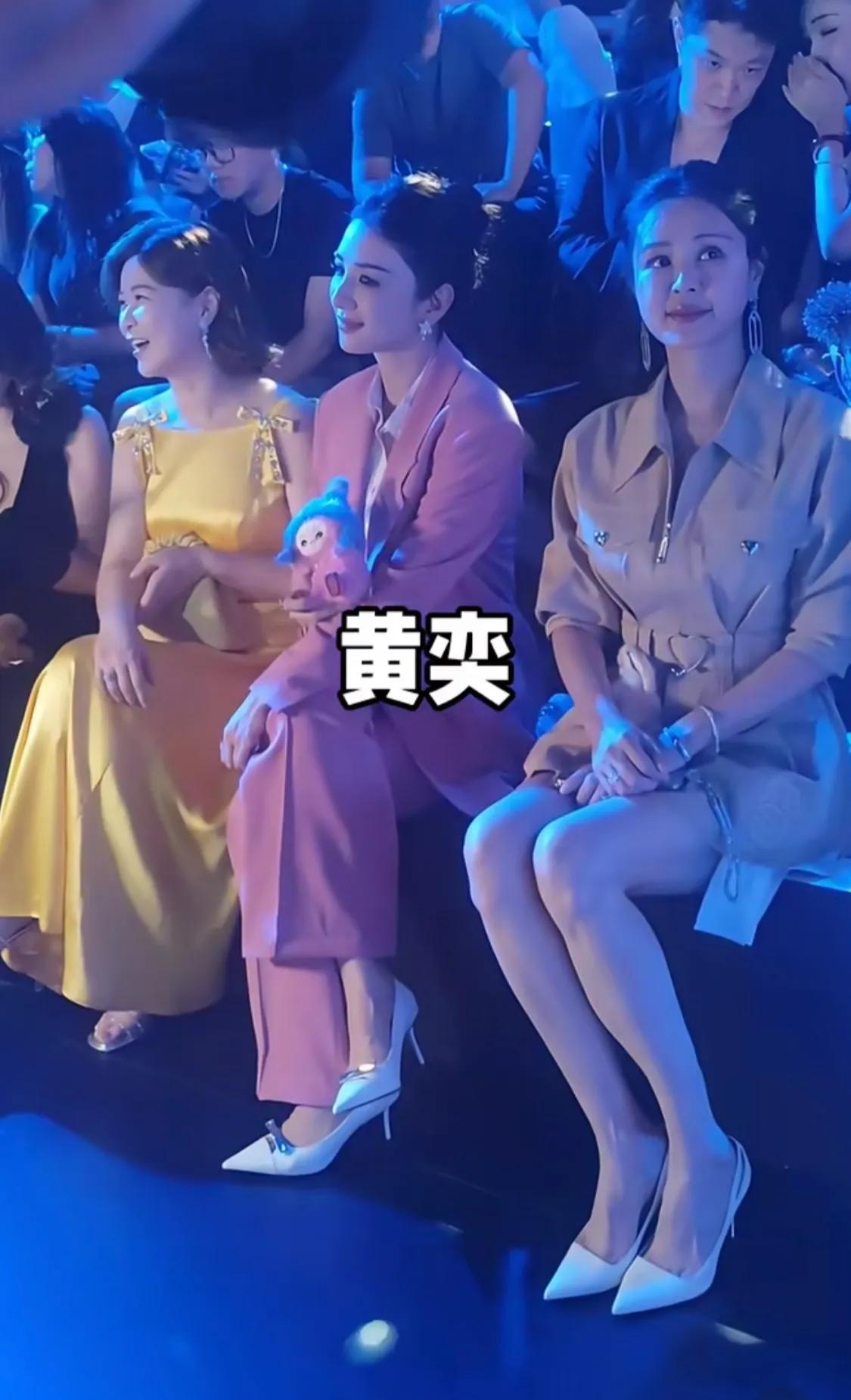 赵文卓牵女儿手走秀,甜馨比李小璐成熟,秋瓷炫台下看于晓光!