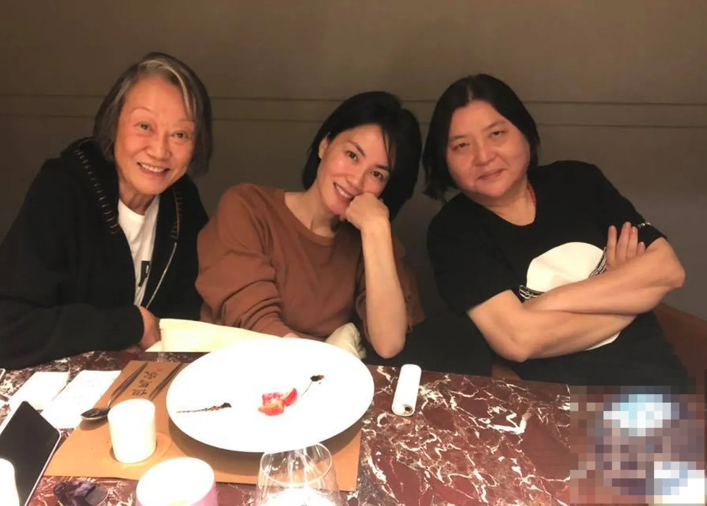 王菲前经纪人被控侵吞闺蜜31亿台币遗产,闺蜜儿子发声恳求她归还