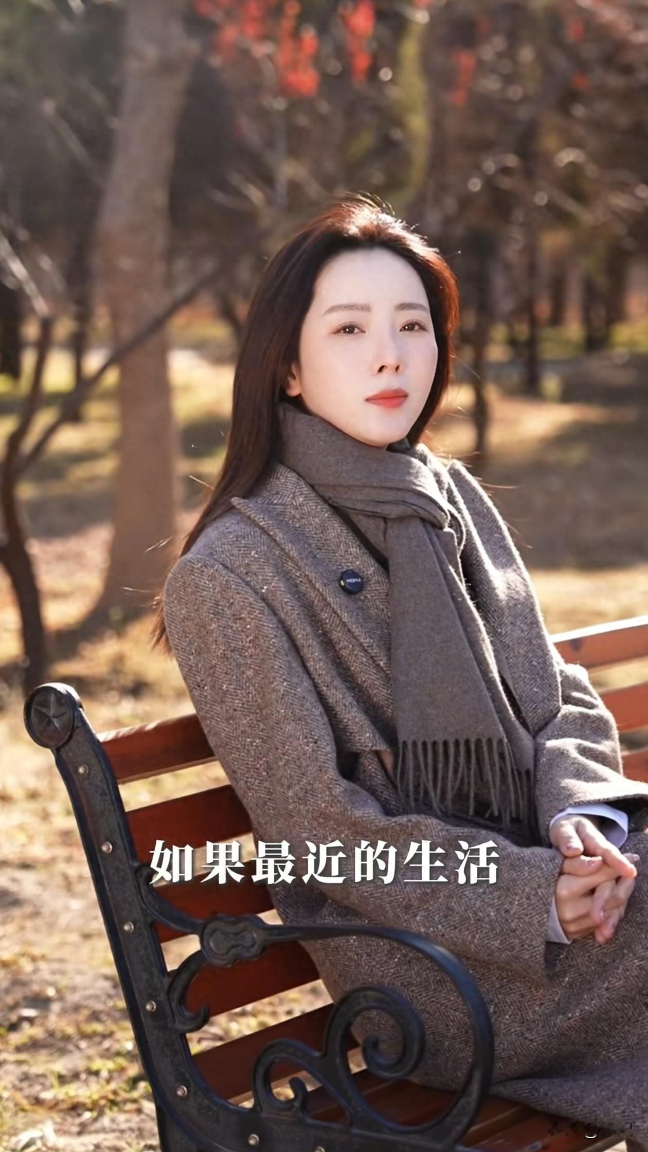 39岁李思思冬日穿搭：微卷发+围巾+大衣，时尚又高级，美得不像话