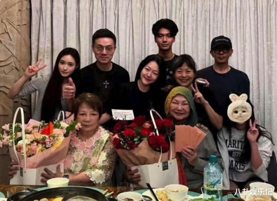 张兰带小箖箖逛北京公园，细心网友却发现小箖箖脊柱侧弯，劝诫赶紧就医